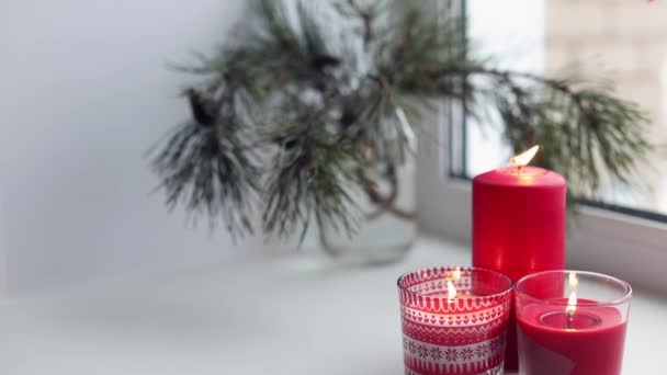 Kaarsen op een vensterbank. Kersttijd — Stockvideo