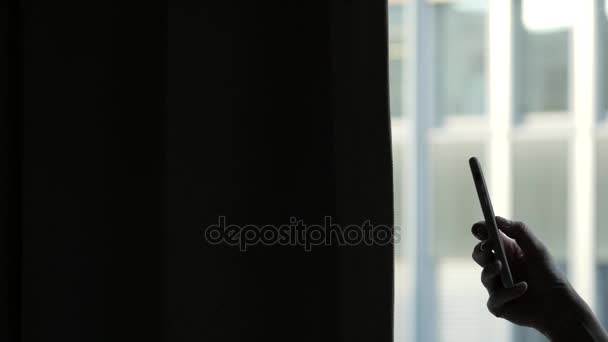 Mulher usando smartphone no escritório — Vídeo de Stock