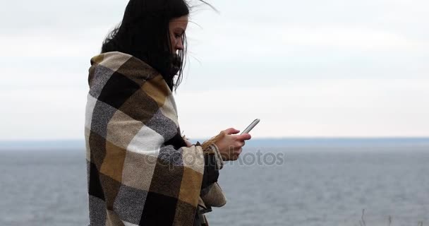Žena píše zprávu na pozadí moře — Stock video
