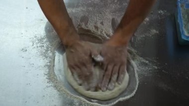 Restoranda pizza pişirme