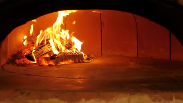 Brand in een pizza oven — Stockvideo