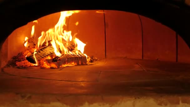 Fuego en un horno de pizza — Vídeos de Stock