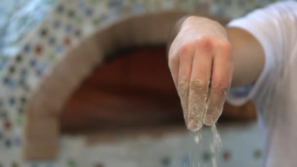 厨师把面粉喷洒在比萨上。. — 图库视频影像
