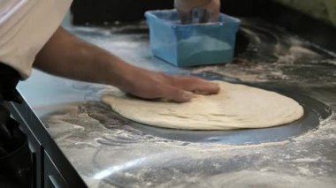  Hef hamur pizza için hazırlar.