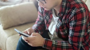 Öğrenci manifatura cep telefonunda bir mesaj