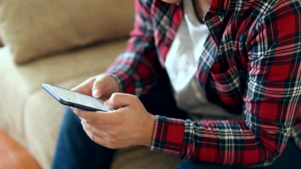 Jovem usando telefone celular — Vídeo de Stock