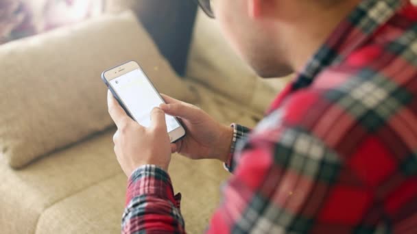 Jeune homme utilisant un téléphone mobile — Video