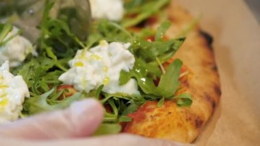 Şef kesme İtalyan pizza stracciatella ile