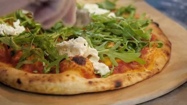 Chef-kok legt stracciatella kaas op pizza — Stockvideo