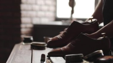 Temiz çizme ayakkabı ustası