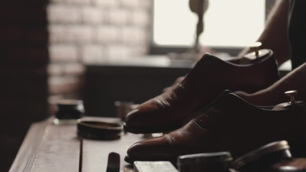 Обувь мастер чистые ботинки — стоковое видео