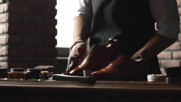 Negozio di scarpe. Scarpe master lucida stivali — Video Stock