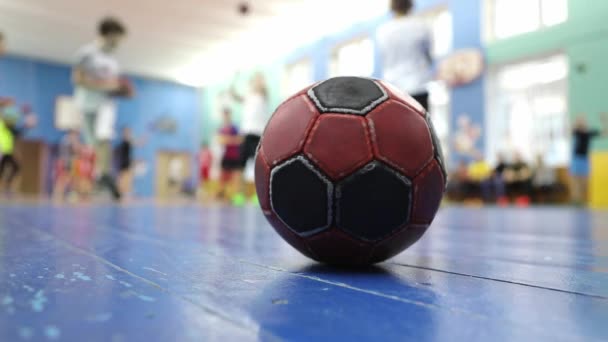 Crianças treinando na escola com basquete — Vídeo de Stock