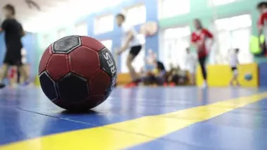 Okulda basketbol oynayan çocuklar.