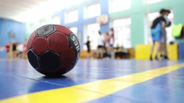 Okulda basketbol oynayan çocuklar.
