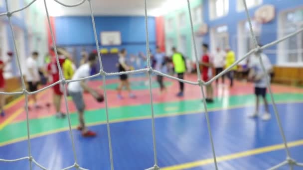 Formación de niños en la escuela con baloncesto — Vídeo de stock