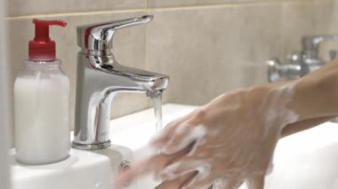 Coronavirüs salgınını korumak için ellerini yıkayan kadın.