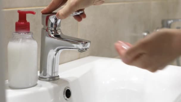 Жінка миє руки, щоб захистити пандемію коронавірусу — стокове відео
