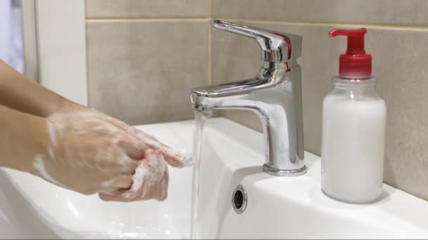 Femme se lavant les mains pour protéger la pandémie de coronavirus — Video