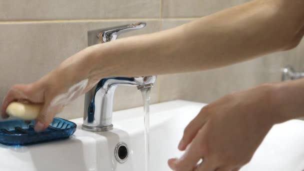 Женщина моет руки супом, чтобы защитить пандемию коронавируса — стоковое видео