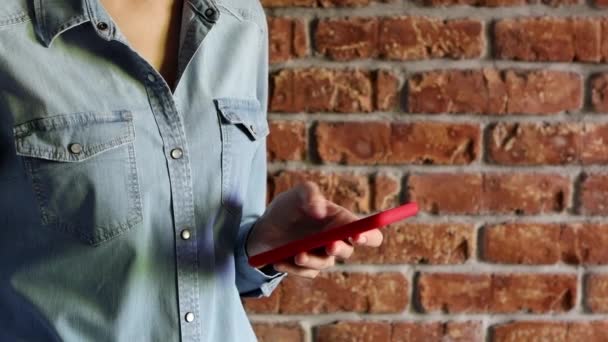 Женщина печатает сообщения со своего смартфона — стоковое видео