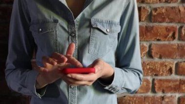 Mobil uygulama kullanan bir kadın. Akıllı telefondan mesaj gönderiliyor