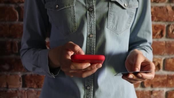 Mulher fazendo pagamento online usando seu telefone celular — Vídeo de Stock