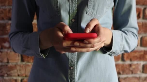 Κλείσιμο των γυναικείων χεριών που κρατούν το κινητό τηλέφωνο και χρησιμοποιούν εφαρμογές για κινητά — Αρχείο Βίντεο