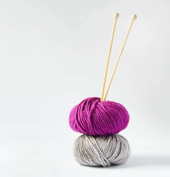 Bolas de fios de tricô coloridas e agulhas de tricô — Fotografia de Stock