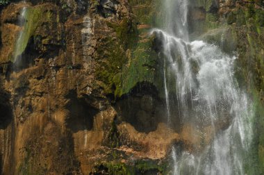 Yüksek şelale, gölün içine kayaların üzerinden akan su. Milli Park Plitvice Gölleri. Hırvatistan'da turizm.