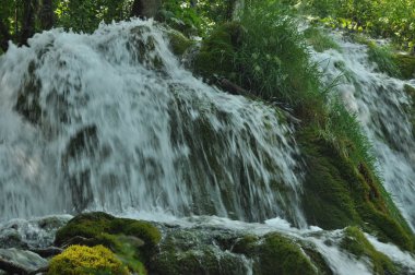 Yüksek şelale, gölün içine kayaların üzerinden akan su. Milli Park Plitvice Gölleri. Hırvatistan'da turizm.