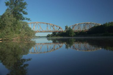 Demir demiryolu köprüsü nehrin üzerinde