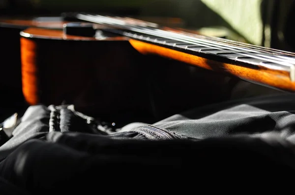 Guitarra clásica. Emitiendo sonidos de instrumentos de cuerda. Diapasón, cuerdas y resonancia — Foto de Stock