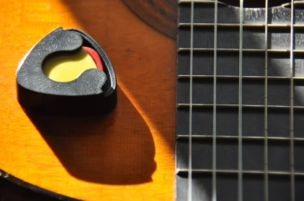 Klasik gitar. Yaylı çalgı sesleri veren. Fretboard, dizeleri ve hangileriyle