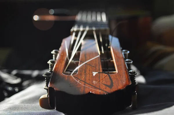 Classical guitar. Issuing a stringed instrument sounds. Fretboard, strings and resonation — Stock Photo, Image