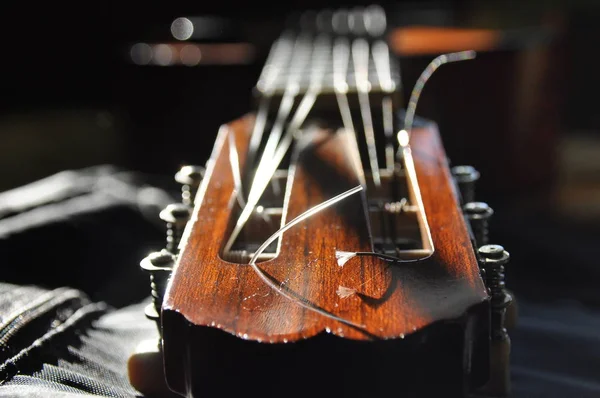 Classical guitar. Issuing a stringed instrument sounds. Fretboard, strings and resonation — Stock Photo, Image
