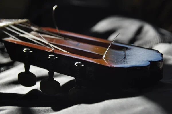 Classical guitar. Issuing a stringed instrument sounds. Fretboard, strings and resonation — Stock Photo, Image