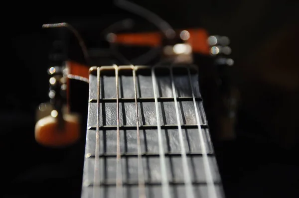 Classical guitar. Issuing a stringed instrument sounds. Fretboard, strings and resonation — Stock Photo, Image