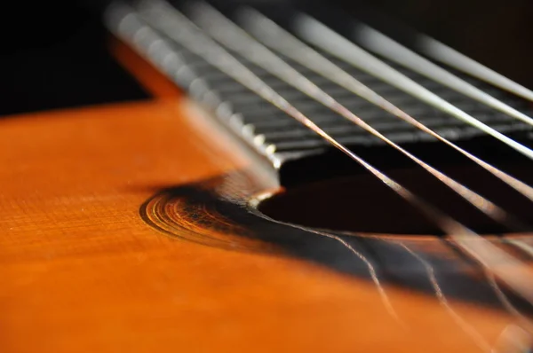 Classical guitar. Issuing a stringed instrument sounds. — Stock Photo, Image