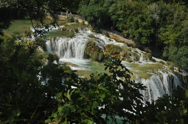Cachoeiras no Parque Nacional Krka, na Croácia. Força e milagre pitoresco da natureza — Fotografia de Stock