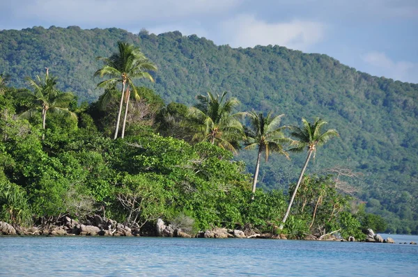 Tropický ostrov s krásnou pláží v Indonésii. Karimunjawa. — Stock fotografie