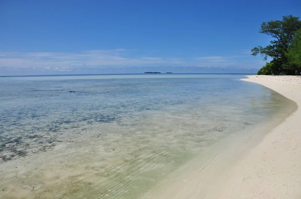 Tropický ostrov s krásnou pláží v Indonésii. Karimunjawa. — Stock fotografie