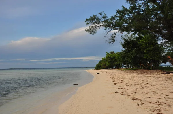 Ilha tropical com uma bela praia na Indonésia. Karimunjawa . — Fotografia de Stock