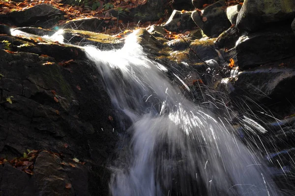 Bron de Vistula. Kristallijn stream, schoon water en waterval — Stockfoto