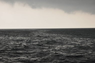 Java deniz fırtınası. Endonezya. Şiddetli yağmur ve bulutlu gökyüzü.