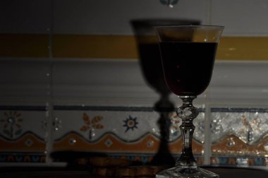 New Year's Eve şampanya. Fajerwerek fişekleri. Yılbaşı selamlar. Mutluluk ve eğlenceli.