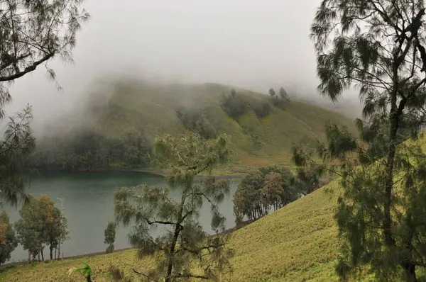 Volkan Semeru, Endonezya tırmanma. Bulutlar krater ve Yeşil Vadi lake ile gizlenmiş