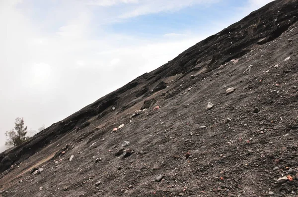 Climbing the volcano Semeru, Indonesia. Crater covered with debris and slag — Stock Photo, Image