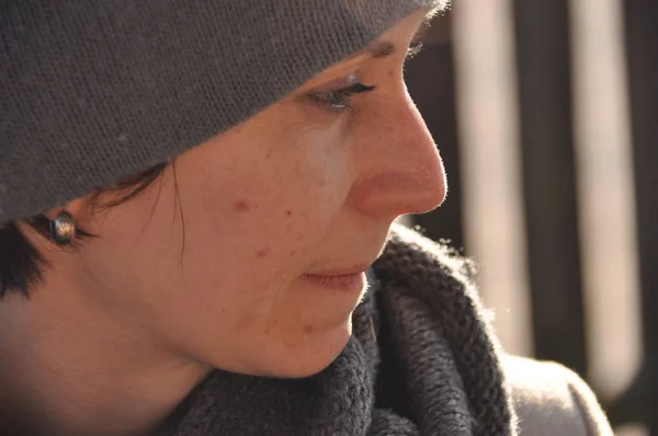 Güzel ve gülümseyerek kadın kap ve eşarp.