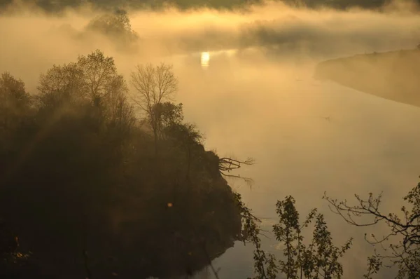 Sunrise. The river in the mist. A view of the meadows and the river in the morning. — Stock Photo, Image